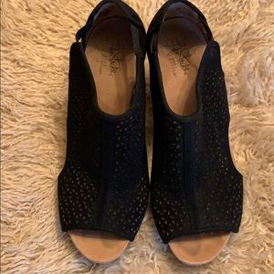 Black lazercut wedges